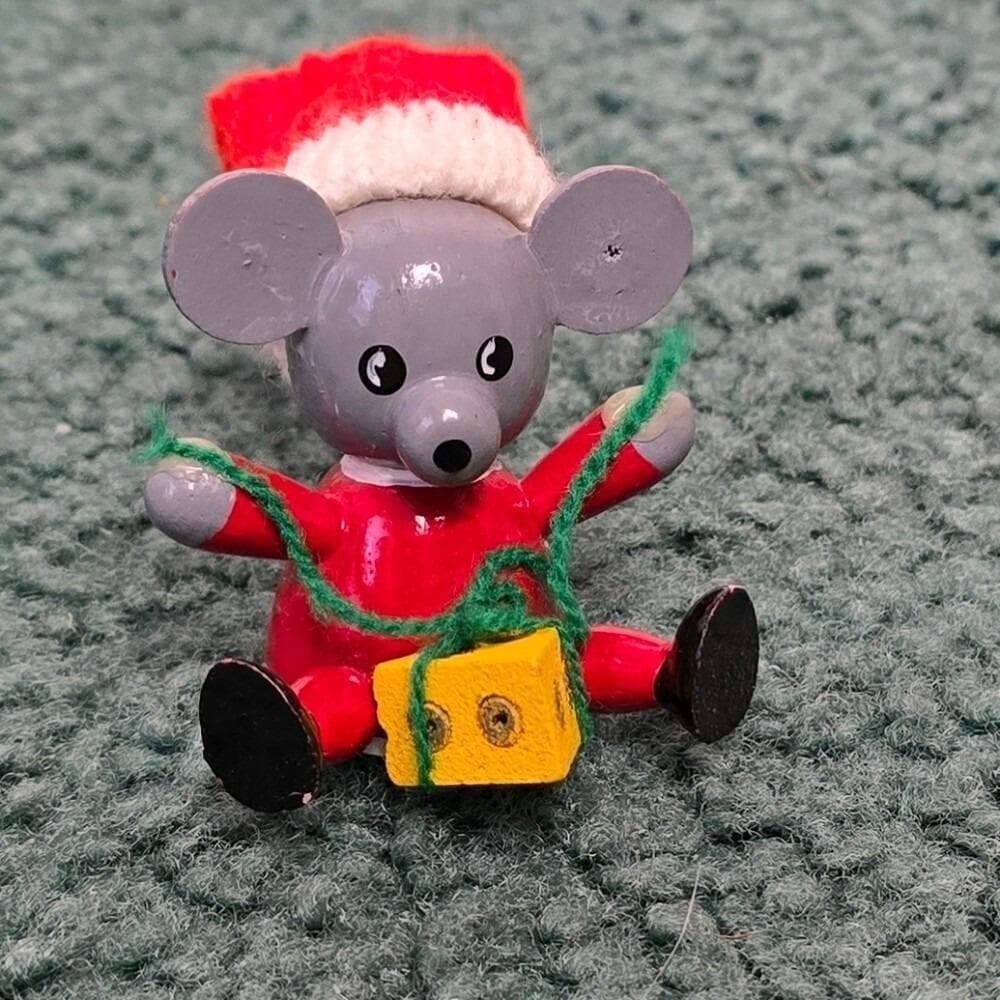 Vintage 1979 R Dakin Wood Ornament Christmas Mouse Wrapping Cheese Santa Red Hat